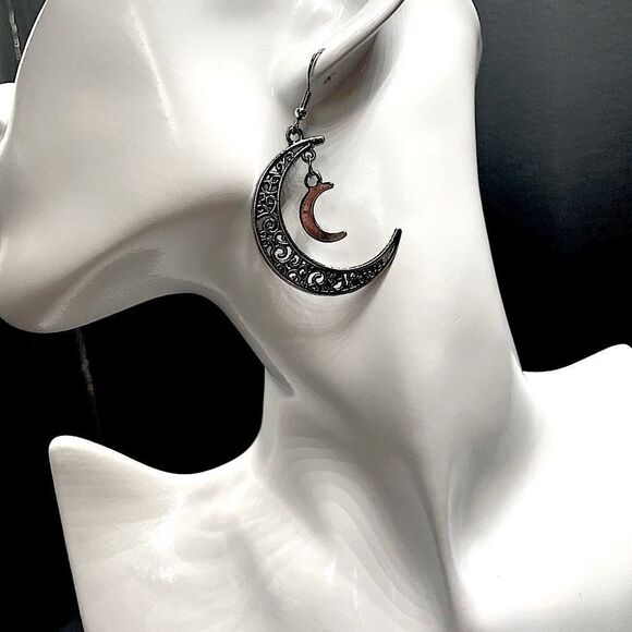 Hollow-out Moon Earrings l Dangle l Hook l New - Picture 1 of 4